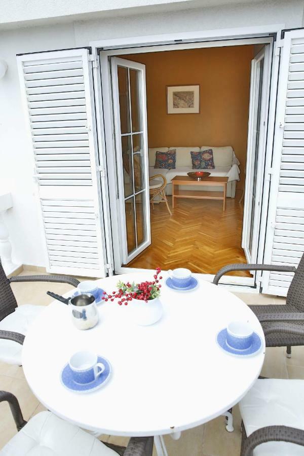 Apartment And Rooms Villa Kolonada Vodice Exterior foto