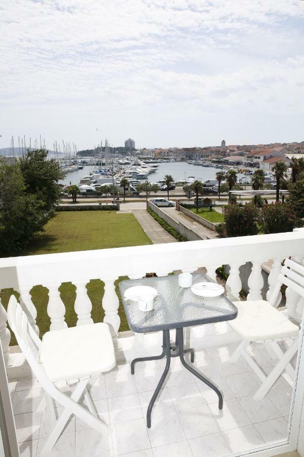 Apartment And Rooms Villa Kolonada Vodice Exterior foto